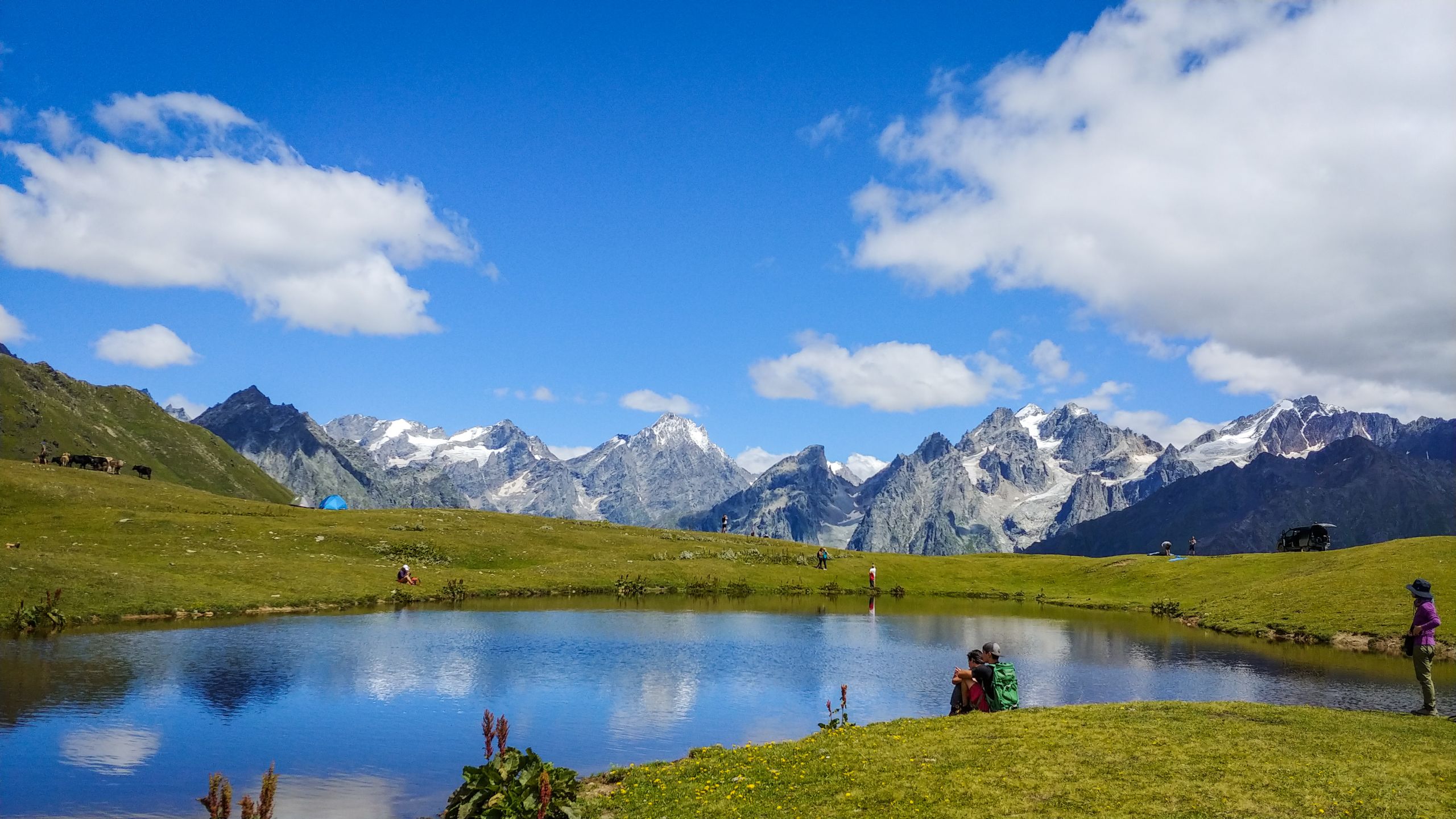 Paesaggio alpino con lago e montagne innevate attorno al lago Korudli, Georgia.